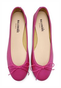 Ballerine in pelle rosa con punta rotonda, dettaglio a fiocco abbinato e rivestimento interno giallo. Texture liscia e design flessibile.
