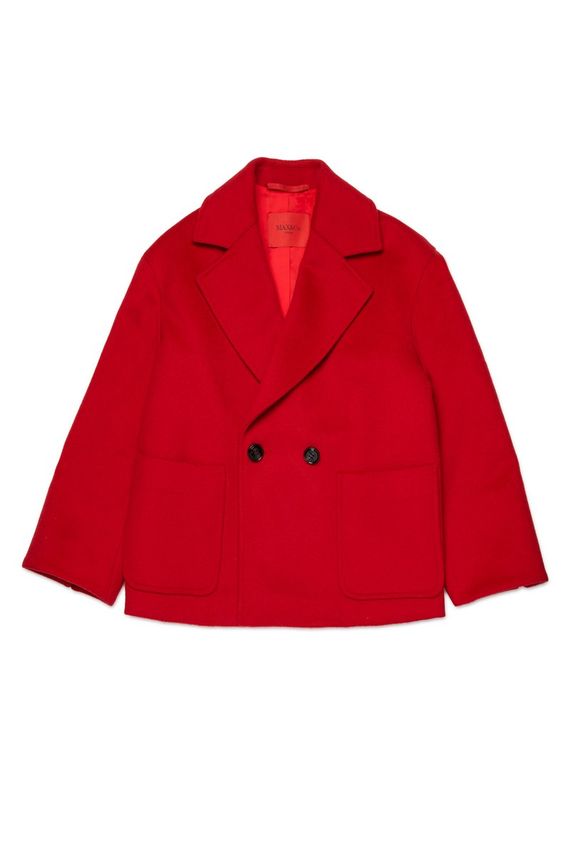 Pardessus in lana rossa con design doppiopetto, ampi rever, due tasche frontali e bottoni neri. L'interno presenta una foderatura rossa brillante.