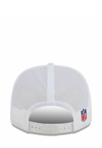 Weißer Baseball-Cap mit Netzrücken, ausgestattet mit einem Minnesota Vikings-Logo und einem NFL-Emblem. Verstellbarer Snapback-Verschluss mit geprägten Details.