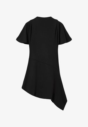 Sort kortærmet top med buet kant og asymmetrisk design. Fremstillet af blødt stof med let tekstur og flydende silhuet.