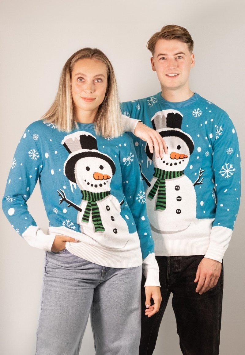 Hellblaue Strickpullover mit einem Schneemann-Motiv, der einen schwarzen Hut, einen grünen Schal und Schneeflockenmuster trägt. Mit gerippten Bündchen und Saum.