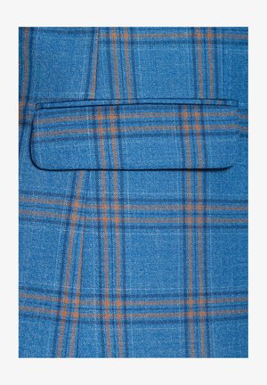 Niebieska tkanina w kratę z pomarańczowym wzorem, teksturowana z tkaninowym wykończeniem. Zawiera prostokątną kieszeń z klapą.