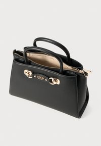 Sac à main noir en matériau synthétique texturé. Dispose de doubles poignées supérieures, d'une fermeture éclair et d'un accent en métal doré.