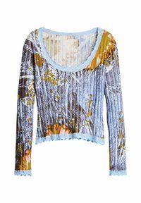 Modrý ribovaný crop top s dlhými rukávmi s kvetinovým vzorom v oranžových a hnedých odtieňoch, zakončený zúbkovaným svetlomodrým výstrihom.
