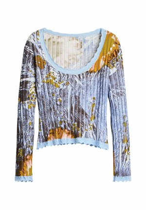 Langsleeve geribbelde crop top in blauw, met een bloemenpatroon met oranje en bruine accenten, afgewerkt met een lichtblauwe scalloped halslijn.