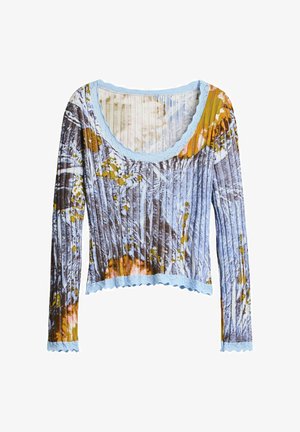 Langsleeve geribbelde crop top in blauw, met een bloemenpatroon met oranje en bruine accenten, afgewerkt met een lichtblauwe scalloped halslijn.