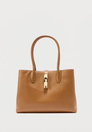 Borsa in pelle color cuoio con due manici e chiusura rettangolare tono oro al centro davanti.