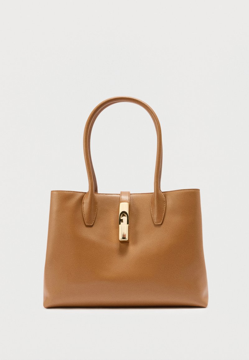 Τσάντα χειρός σε ταμπά χρώμα με δύο λαβές και κλείσιμο κεντρικά μπροστά με ορθογώνιο κούμπωμα σε χρυσαφί απόχρωση.