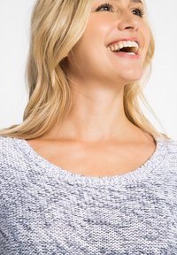 Maglione grigio chiaro e blu navy con scollo rotondo e un motivo testurizzato. Tessuto morbido con una vestibilità rilassata e sottili righe orizzontali.