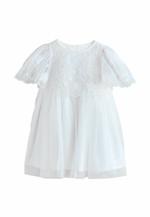 Witte babyjurk met korte pofmouwen, bloemrijk borduursel op het lijfje en een doorschijnende gelaagde rok.