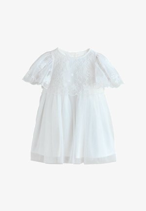 Hvid babykjole med korte puffede ærmer, blomstret broderi på bodice og gennemsigtig lagdelt nederdel.