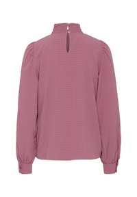 Blouse à manches longues à carreaux roses avec un col haut froncé et une ouverture en forme de goutte au dos. Présente des poignets boutonnés et un tissu texturé.