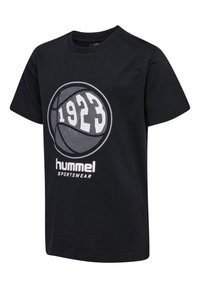 Svart t-shirt i bomull med en rund basketballgrafik, med "1923" och "hummel sportswear" i vitt. Kort ärm och rund hals.