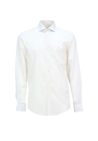 Hvid langærmet skjorte med spread-krave, frontknapper og et lyseblåt broderet logo på brystet. Glat bomuldsstof.