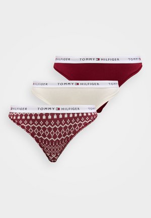 Tre par Tommy Hilfiger trusser: en solid bordeaux, en solid creme, og en bordeaux med strikket mønster. Hvidt mærke-liv.