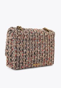 Borsa a spalla in tweed multicolore con catene dorate e una placca del logo Kurt Geiger London in oro sulla patta frontale.