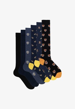 Set aus sechs Socken mit verschiedenen Tiermustern. Die Farben umfassen Schwarz, Marineblau und Dunkelblau mit kontrastierenden gelben Akzenten. Jedes Paar hat ein anderes Design.