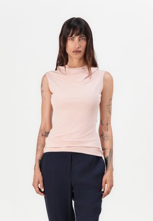 Haut sans manches rose clair avec un col drapé, fabriqué à partir d'un tissu doux. Caractérisé par un design ajusté et des plis subtils autour de l'encolure.