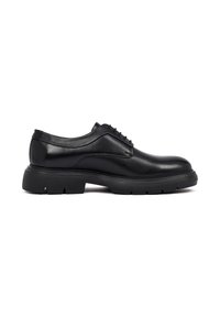 Zwarte leren veterschoenen met een ronde neus, een gladde afwerking en een dikke rubberen zool met profielpatronen. Minimalistische designelementen.