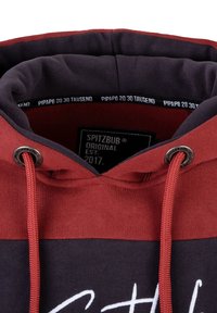 Hoodie met een bordeauxrood en marineblauw kleurenschema, verstelbare trekkoorden en een geborduurd label met de branding "Spitzbub Original".