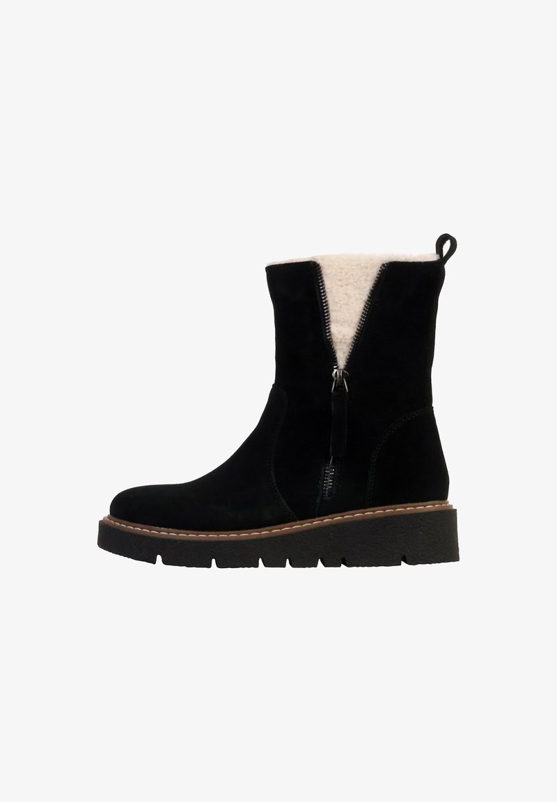 Zwarte suède enkelboot met nepbont voering, voorzien van een zijrits, een gestructureerde zool en een verhoogd plateau voor extra hoogte.