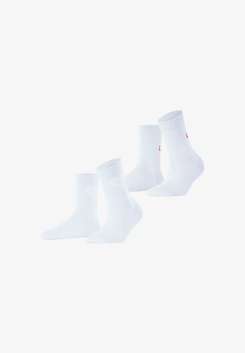 Weiße Baumwollsocken in zwei Größen, mit geripptem Muster und verstärktem Zehenbereich. Ein kleines pinkes Logo ist an jedem Paar an den Knöcheln sichtbar.