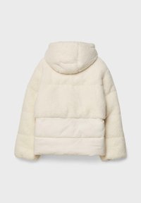 Jakke med hætte i cremefarvet falsk pels med en struktureret øvre del og en glat nedre sektion. Polstret design med vertikal syning og en afslappet pasform.