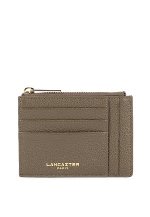 Portacarte in pelle marrone con tre scomparti per carte, un vano superiore con cerniera e logo "Lancaster Paris" dorato sul davanti.