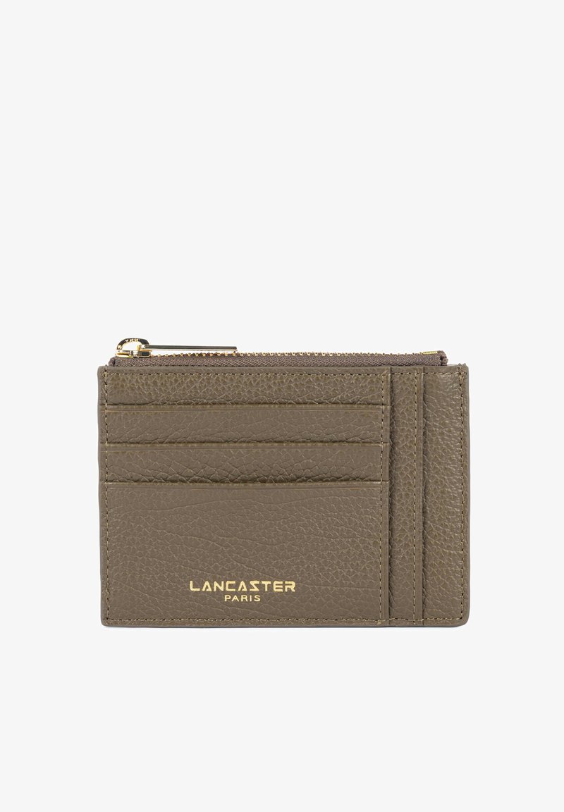 Porte-cartes en cuir marron avec trois emplacements pour cartes, un compartiment supérieur zippé et un logo "Lancaster Paris" doré à l'avant.