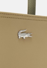 Lacoste 3-IN-1 - Saco de mão - eco sand/eco kelp