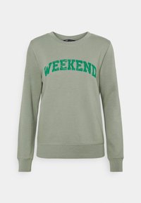 Groene sweatshirt met het woord "WEEKEND" in vet, donkergroene letters. Gemaakt van zacht stof met een ronde hals en geribbelde manchetten.