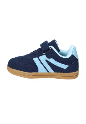 Dziecięcy granatowy sneaker z jasnoniebieskimi paskami, paskiem na rzep, sznurowadłami i brązową gumową podeszwą, widoczny z boku.