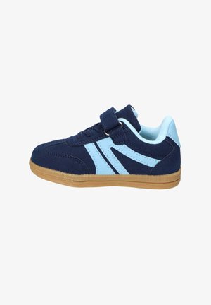 Dziecięcy granatowy sneaker z jasnoniebieskimi paskami, paskiem na rzep, sznurowadłami i brązową gumową podeszwą, widoczny z boku.