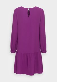 Vestido morado de manga larga con tejido texturizado, que presenta una espalda en forma de ojal y un dobladillo fruncido para un aspecto de capas.