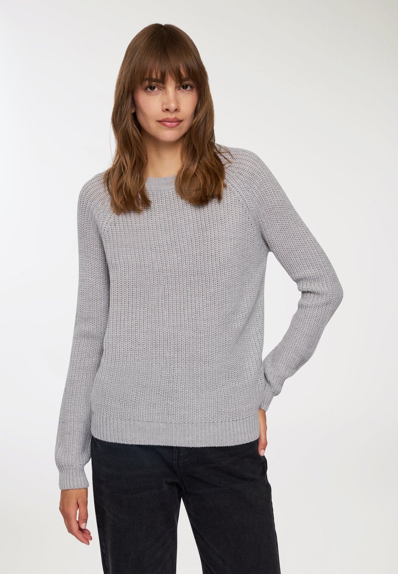 Jasnoszary sweter wełniany z okrągłym dekoltem, ściągaczami przy mankietach i u dołu. Posiada strukturalny wzór i długie rękawy.
