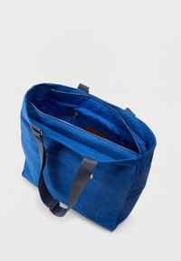 Τσάντα tote από μπλε ύφασμα με φερμουάρ, δύο ανθεκτικές λαβές και εσωτερική τσέπη. Υφή στο εξωτερικό και λεία επένδυση στο εσωτερικό.