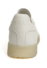 Sneaker bianca in pelle con superficie testurizzata, collo alto e suola in gomma traslucida flessibile. "BACK70" impresso sul tallone.