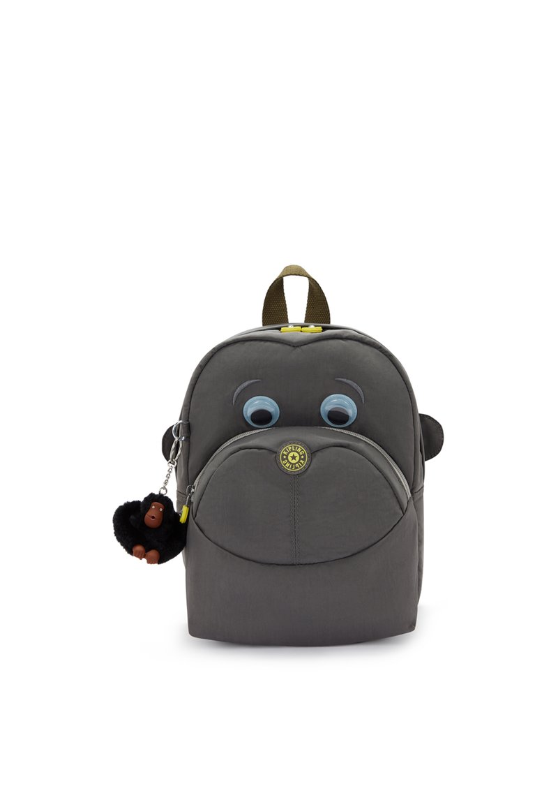 Zaino in tessuto grigio con grandi occhi in stile cartone animato, una tasca rotonda con zip e un portachiavi a forma di scimmia attaccato. Presenta una maniglia verde e accenti del logo.