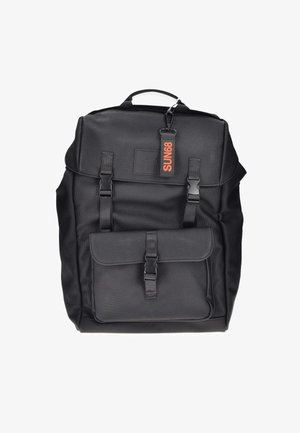 Zaino nero con spallacci regolabili, maniglia superiore e tasca anteriore. Presenta un tessuto liscio, due fibbie laterali e un'etichetta del marchio.