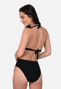 Svart bikini-set med ett knyt-halter-topp och högmidjade bottoms. Slät textur och minimalistisk design, i en enhetlig svart färg.