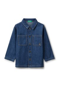 Jeansowa kurtka w ciemnoniebieskim kolorze, z kołnierzykiem, z przodu zapinaną na guziki, dwiema kieszeniami na piersi oraz haftowanym logo.