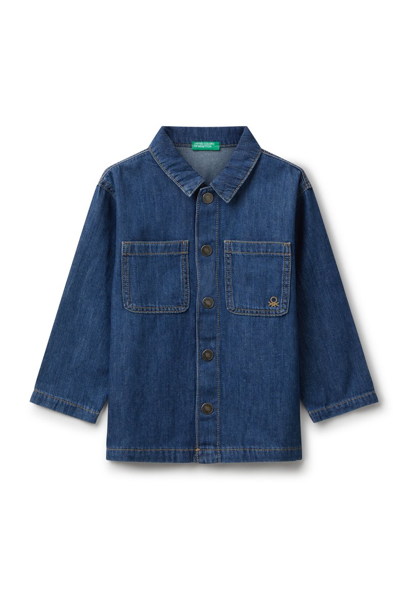 Jeansowa kurtka w ciemnoniebieskim kolorze, z kołnierzykiem, z przodu zapinaną na guziki, dwiema kieszeniami na piersi oraz haftowanym logo.