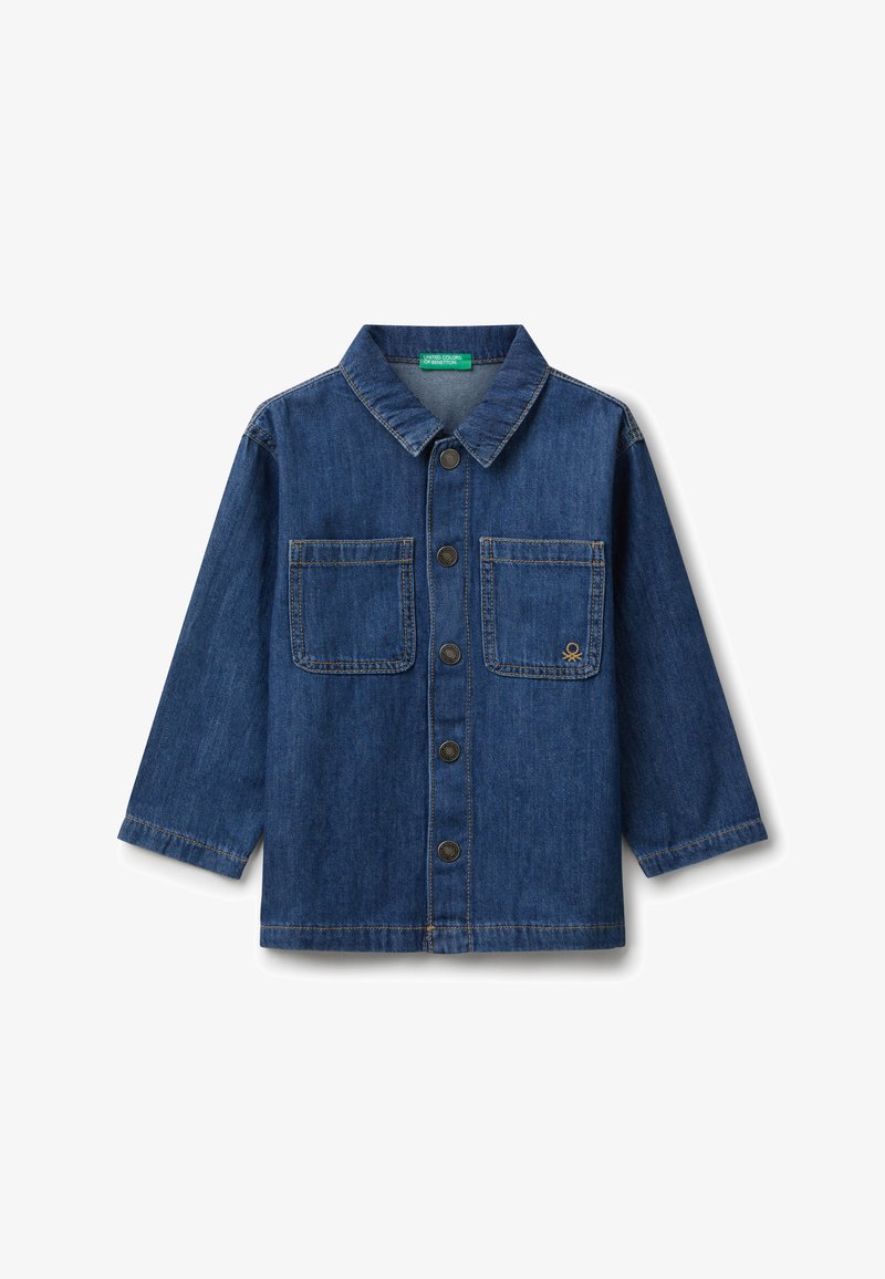 Jeansowa kurtka w ciemnoniebieskim kolorze, z kołnierzykiem, z przodu zapinaną na guziki, dwiema kieszeniami na piersi oraz haftowanym logo.