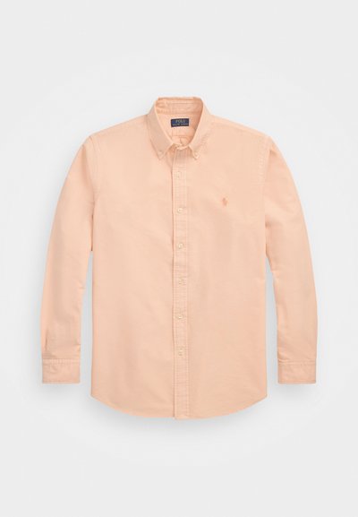 Μπλούζα με μακριά μανίκια σε ροζ-κοραλλί χρώμα φτιαγμένη από βαμβάκι, με πουκάμισο και κουμπιά, διακριτό λογότυπο στο στήθος και κλασική εφαρμογή με κουμπωτές μανσέτες.