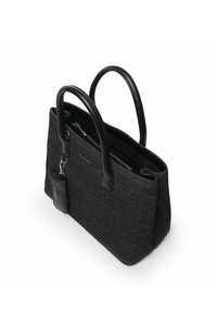 Borsa in tessuto nero con manici in pelle, chiusura con zip e etichetta removibile. Presenta una forma strutturata e una texture liscia.