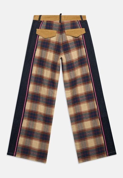 Pantalon à jambes larges avec panneaux avant à carreaux beige, marine et rouge, panneaux latéraux en denim foncé, ceinture en velours côtelé beige et poches arrière à rabat.