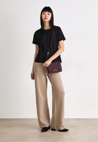 Calvin Klein LINEAR CROSSBODY - Pochette - oxblood