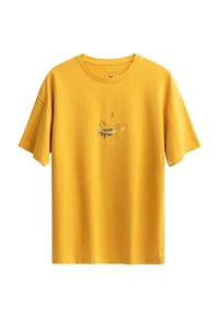 Gele katoenen T-shirt met korte mouwen, ronde hals en een subtiele abstracte grafiek in gedempte kleuren op de voorkant.