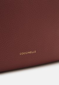 Coccinelle MALORY - Rankinė per petį - bordeaux