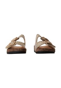 Sandales beige à bout ouvert avec deux brides cousues, boucles dorées, semelle intérieure en liège et semelle extérieure en caoutchouc noir, présentées de face.